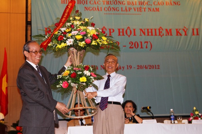 Nguyên Phó Thủ tướng Nguyễn Mạnh Cầm tặng hoa chúc mừng Chủ tịch Trần Hồng Quân .